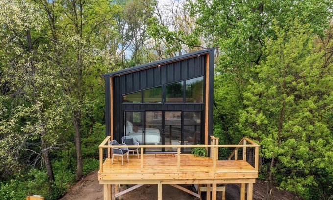 Oakdale Apartment | Treehouse at a lavender farm overlooking a creek!