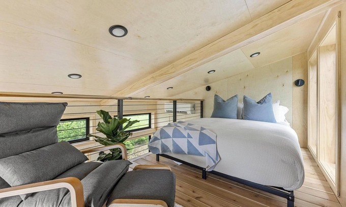 Oakdale Apartment | Treehouse on a large lavender farm + all amenities!