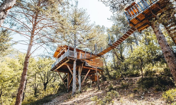 Serres Cabin | Treehouse with private Jacuzzi - Bois d'Arambe