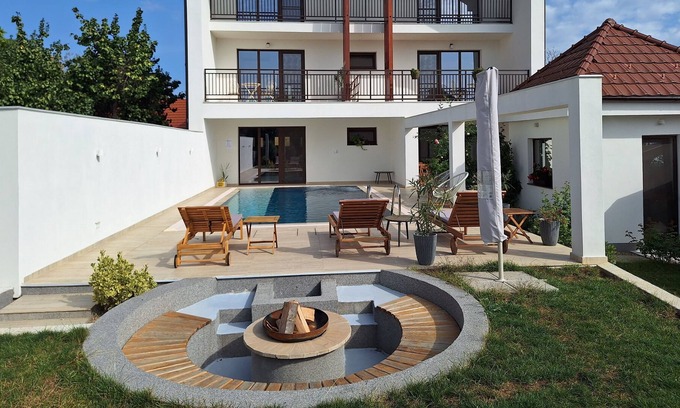 Arad House | Trend - Room 2 - Nice Room with pool and garden, just 10 min walk to downtown