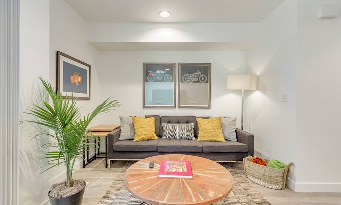 People's Freeway House | Trendsetter’s Downtown SLC 2 Master Suites/2.5BA +Garage