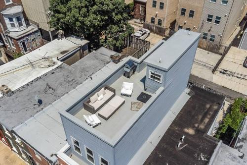 Fairmount Apartment | Trendy Fairmount Gem-5 star Location, Roof Deck, PARKING, GR8 for FAMILIES