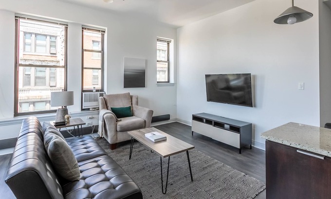 East Hyde Park Apartment | Trendy HP 2BR with Fast Transit to UChicago & DT by Zencity