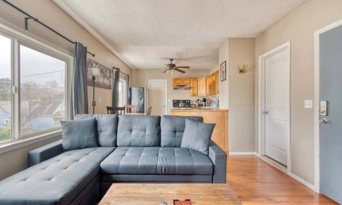King Apartment | Trendy NE Location Walkable 2BR Sleeps 6