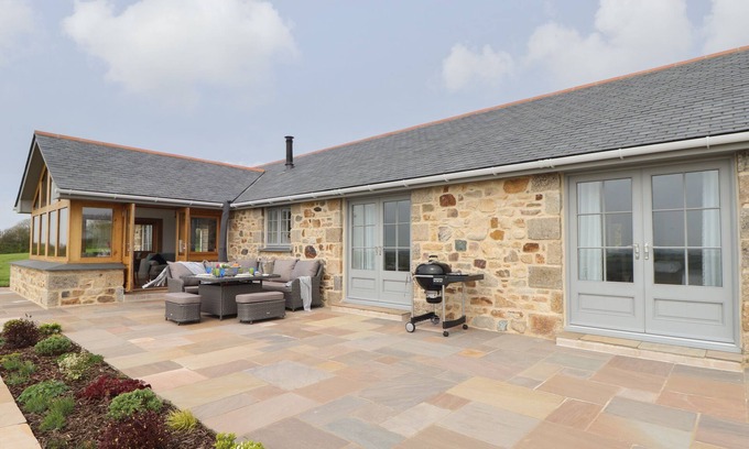 Helford Passage Cottage | TREVILGES COTTAGE, pet friendly, luxury holiday cottage in Helston