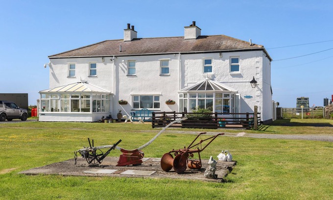 Caergeiliog Cottage | TREWAN COTTAGE, pet friendly, character holiday cottage in Rhosneigr