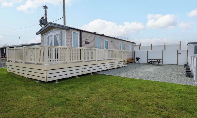 Caergeiliog Cottage | TREWAN LODGE, pet friendly, with a garden in Rhosneigr