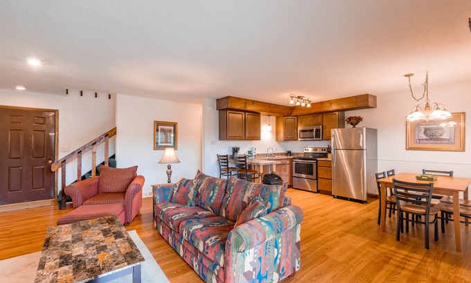 DuBois Condo | Trilevel 2 Bedroom Condo in Lakeside Resort Community (1 King & 2 Queen Beds)