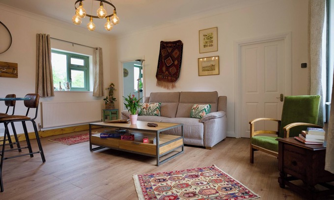 Tring Cottage | Tring Grange Cottage - Sleeps 2 - Onsite Parking