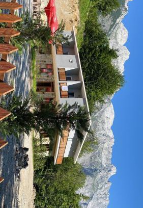 Shale Hotel | Trojet e Mija