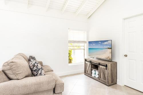 Bottle Creek Apartment | Tropical Bottle Creek Stay & Onsite Parking