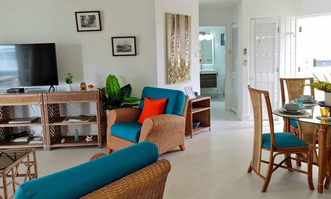 Hastings Condo | Tropical Condo Overlooking Pool & Garden