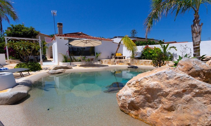 El Castell de Montornes Villa | Tropical Oasis Costa Dorada with private pool