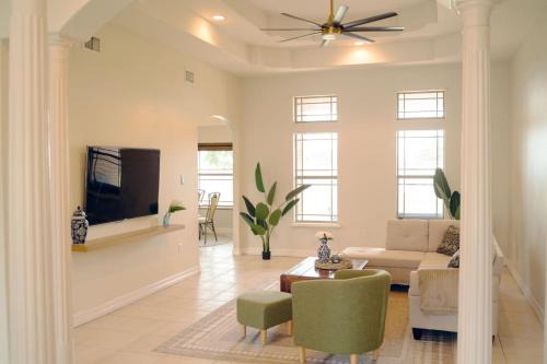 Edinburg House | Tropical Family Funhouse, No chore, Pet Friendly