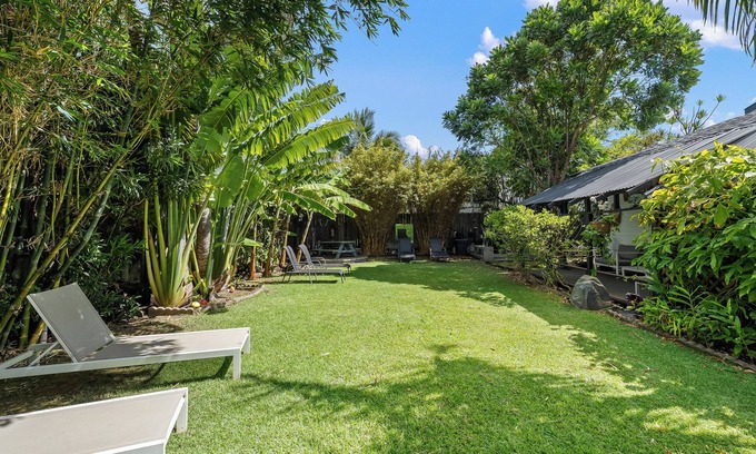 Kihei House | Tropical Garden Family Home - Sleeps 6 - Walk to Beach, BBQ, Hot Tub