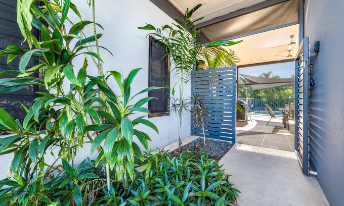 Zuccoli House | Tropical Guesthouse with Pool