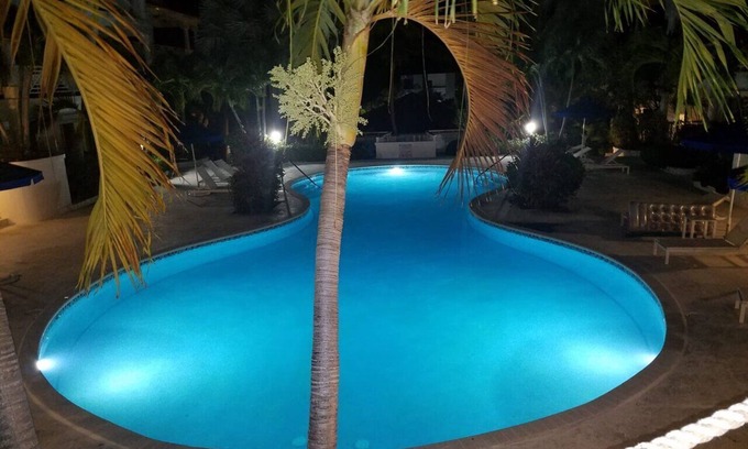 The Bight Condo | Tropical Oasis w/ pool, gym, king bed, wifi, AC & walk to restaurants & beach