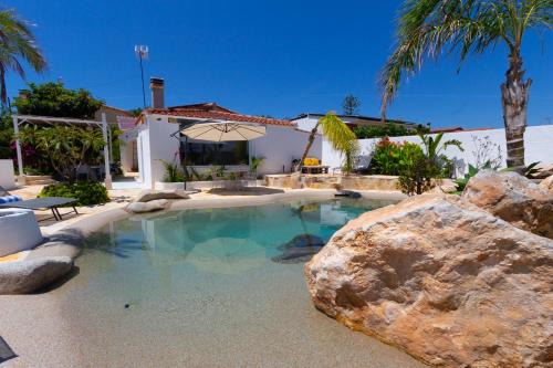 El Castell de Montornes Villa | Tropical Oasis Costa Dorada with private pool