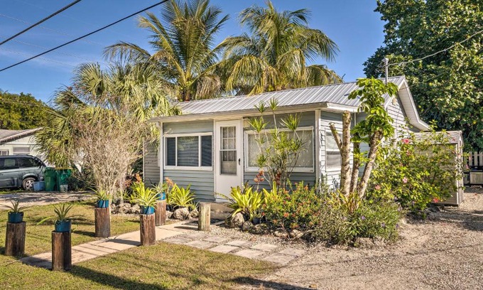 Charlotte Harbor House | Tropical Port Charlotte Cottage - Walk to Bay!