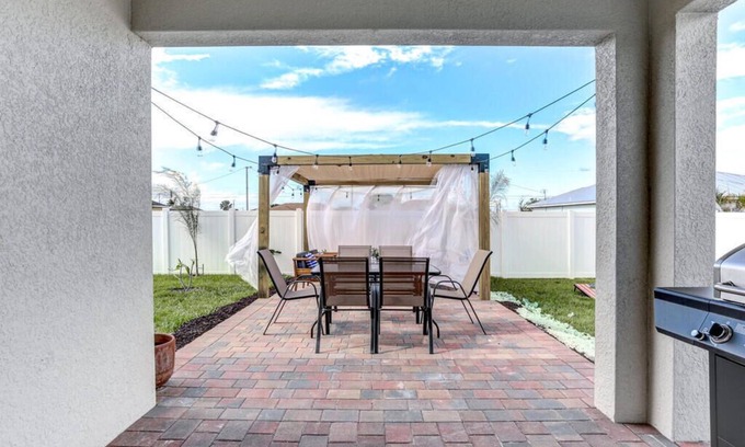 Diplomat House | Tropical Retreat in Cape Coral! Canal View!