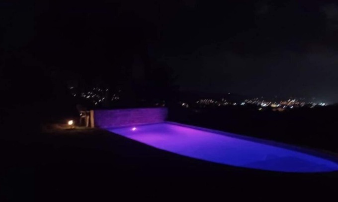 Tejas House | Tropical Retreat with Infinity style Pool