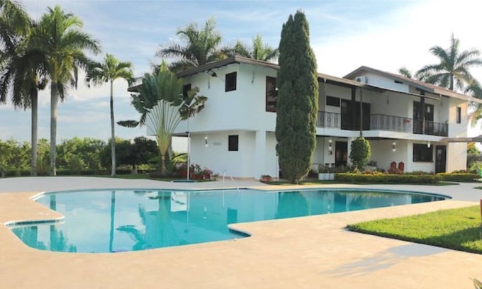 Cerritos House | Tropical Villa 4BD 5BA
