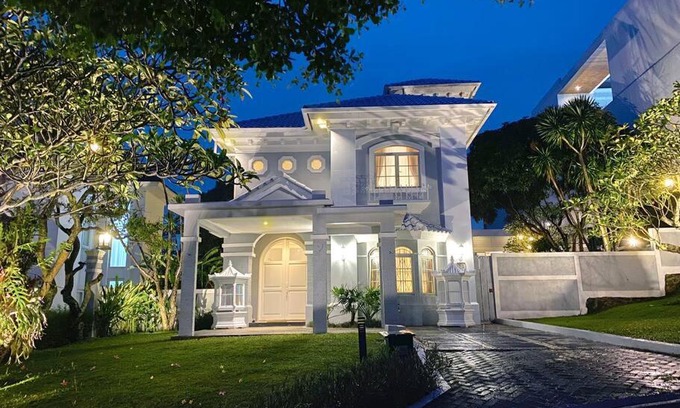 Sukaraja Villa | Tropical Villa by Villapedia