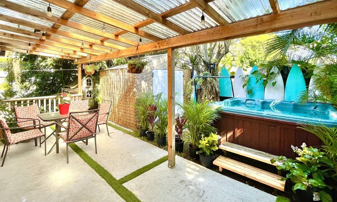 Pacific Heights House | Tropical Villa