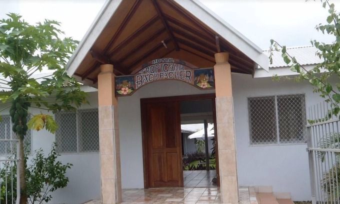 Luganville Hostel | Tropicana Motel & Backpackers