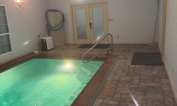 Whitehouse House | Troup TX, 3-bedroom handicapped house with Heated Indoor Pool.