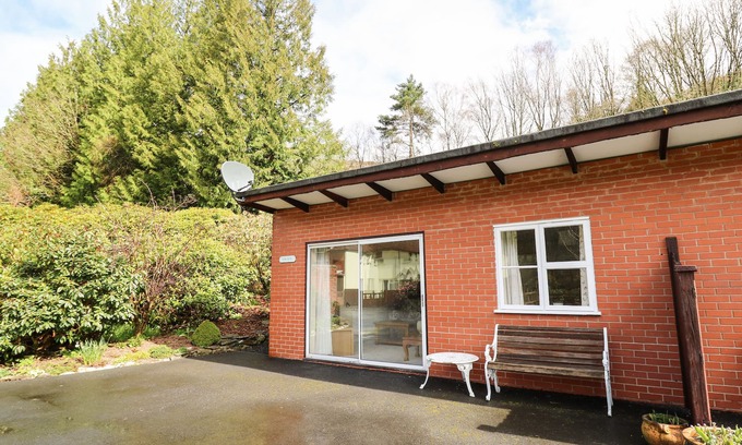 Llanwrthwl Cottage | TROUT COTTAGE, with a garden in Llanwrthwl