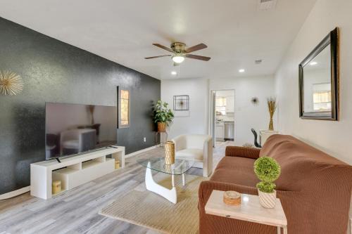 Fort Worth Apartment | Tru Bohemian Benbrook Apt 9 Mi to Fort Worth!