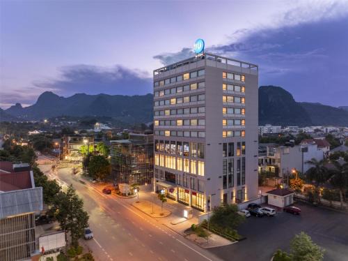 Hoa Binh Hotel | Tru by Hilton Hoa Binh City Centre