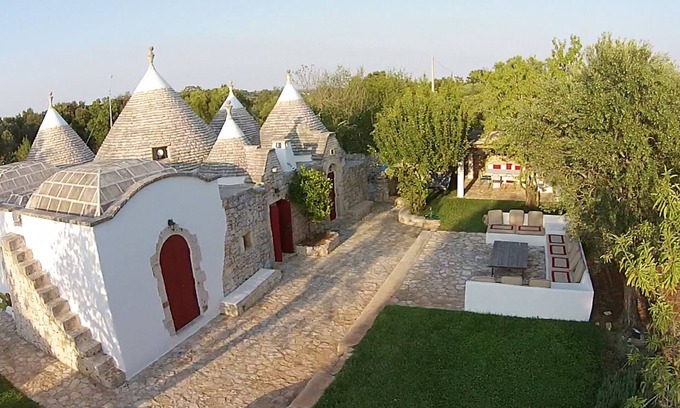 Ceglie Messapica House | TRULLO CINCIARELLA, 10x5mt. SALT WATER POOL, 2 acres olive trees, STARLINK wifi