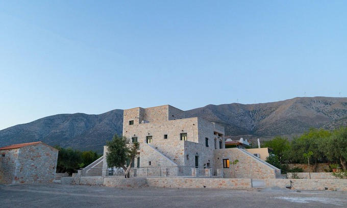 Omales Apartment | Tsopakas Artsi maisonette,Near tavern,Beach,Mani