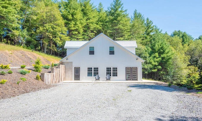 Jefferson Cabin | Tucked away in the woods - minutes to the New River - King Beds - Acreage to explore!