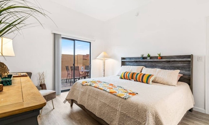 Groves Lincoln Park House | Tucson Desert Work Oasis: Close to Jazz Events