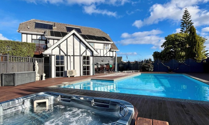 Paraparaumu Beach Bed & Breakfast | Tudor Manor Bed & Breakfast