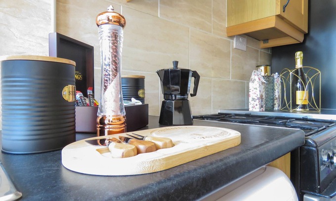 Coventry Apartment | Tudors eSuites 4 Bedroom House with Garden & 9 Beds