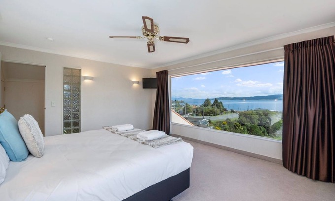 Waipahihi House | Tui Lookout Hot Tub and Views