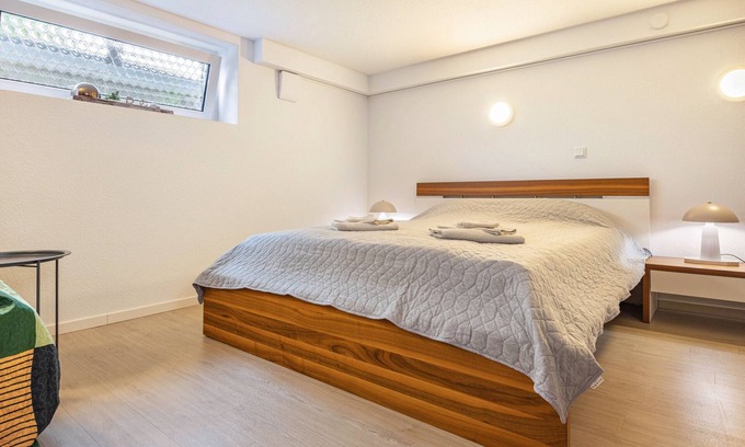 Melle Apartment | ‘TULIP PATH 3’, holiday & fitter basement flat with heart