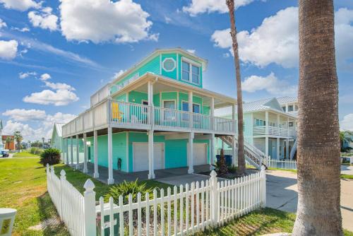 Royal Dunes House | Turquoise Treasure - Boardwalk to the Beach Beach Gear Credit