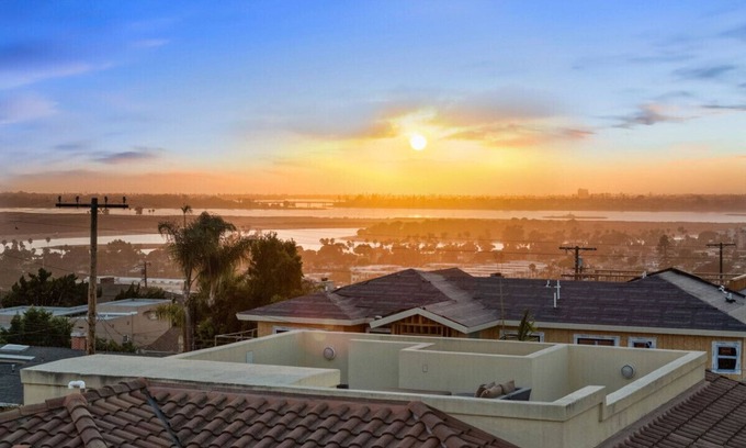 Morena House | Tuscan-Style Retreat - Fire Pit, Bay & Ocean Views