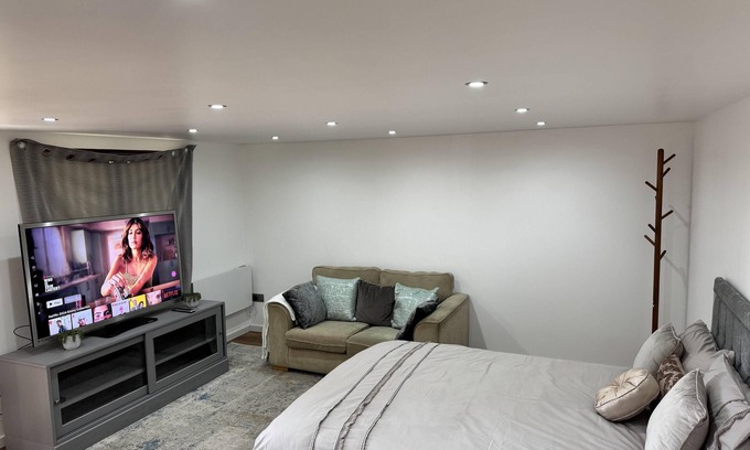 Hounslow South Apartment | Twickenham Stadium Studio