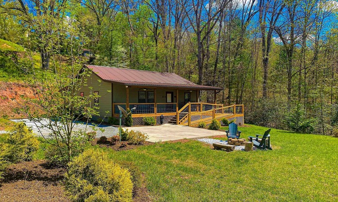 Bryson City House | Twin Oaks: Close to Town! Mtn Views! Hot Tub!