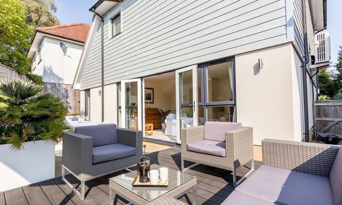 Poole House | Twin Palms - a house that sleeps 10 guests in 4 bedrooms