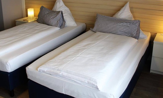 Hunerbach House | Twin Room, Shower, Toilet / Standard - Hotel-Restaurant Hüllen