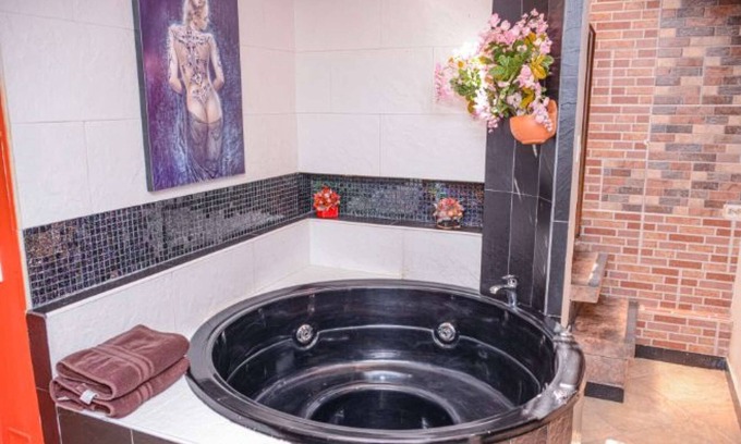 Zona Rosa Apartment | Two Bedroom AC hot tub Lleras