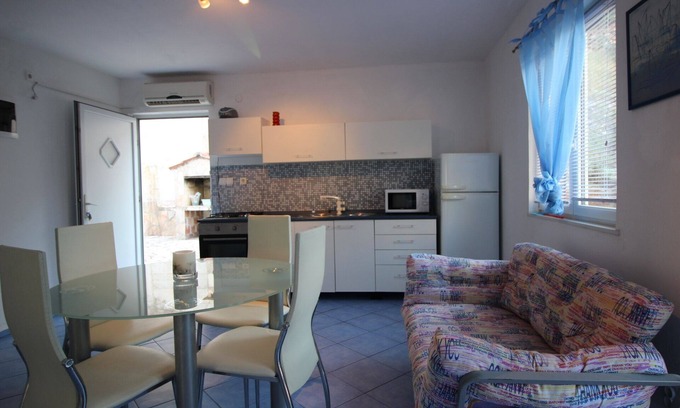 Zastrazisce Apartment | Two bedroom apartment with balcony and sea view Cove Vela Stiniva, Hvar (A-17075-a)