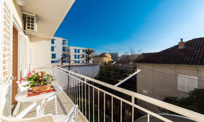 Donja luka Apartment | Two bedroom apartment with balcony and sea view Makarska (A-15375-a)